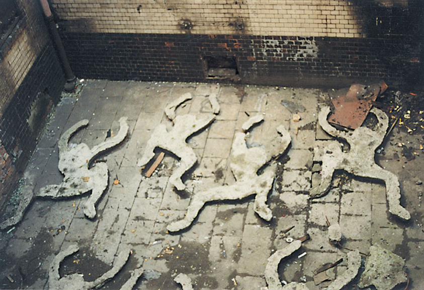 Marek Kuś, formy rzeźbiarskie, patio galerii Kronika, 1995 r., z archiwum artysty