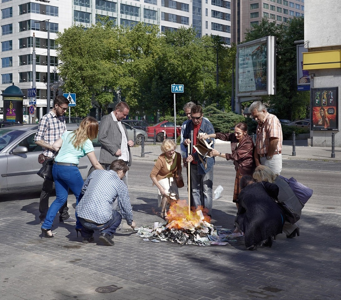 Fotografia: Zbigniew Libera: People Burning Money (2013, Dzięki uprzejmości galerii Raster)